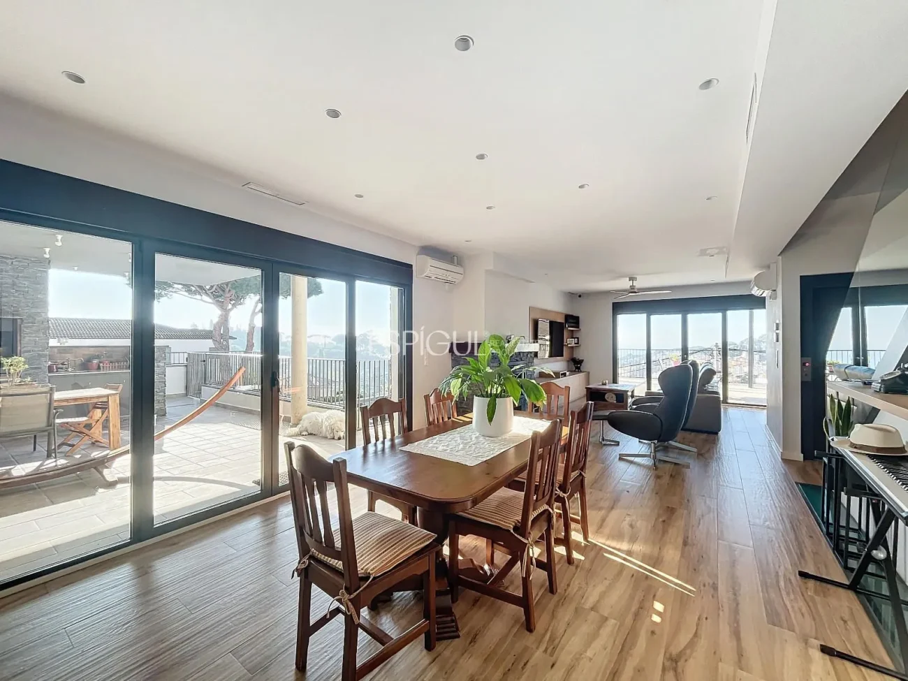 Exclusive House with Panoramic Views of the Sea and Mountains