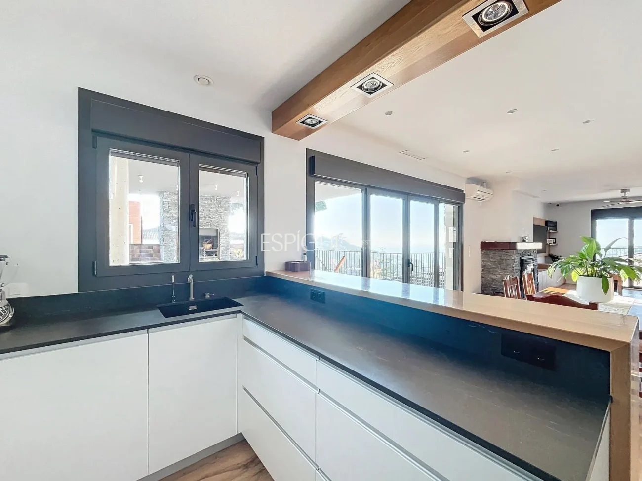 Exclusive House with Panoramic Views of the Sea and Mountains