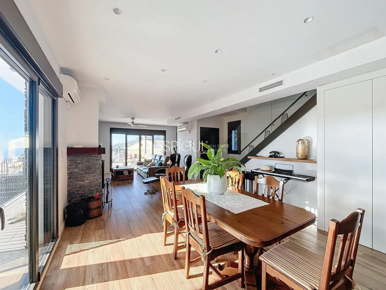 Exclusive House with Panoramic Views of the Sea and Mountains