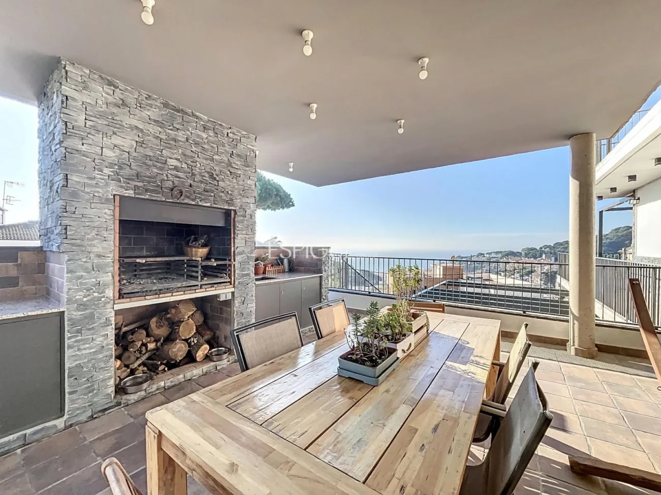 Exclusive House with Panoramic Views of the Sea and Mountains