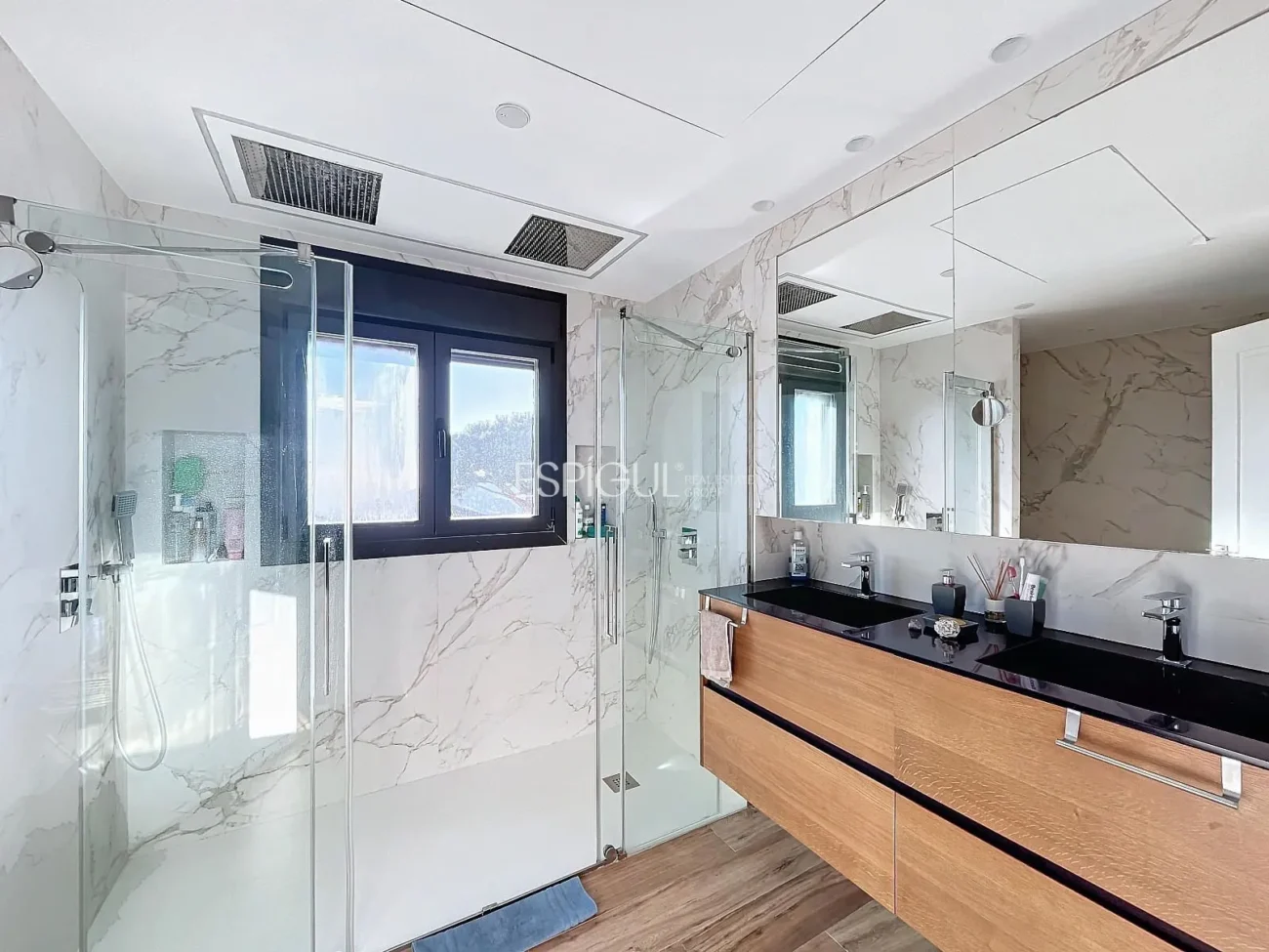 Exclusive House with Panoramic Views of the Sea and Mountains