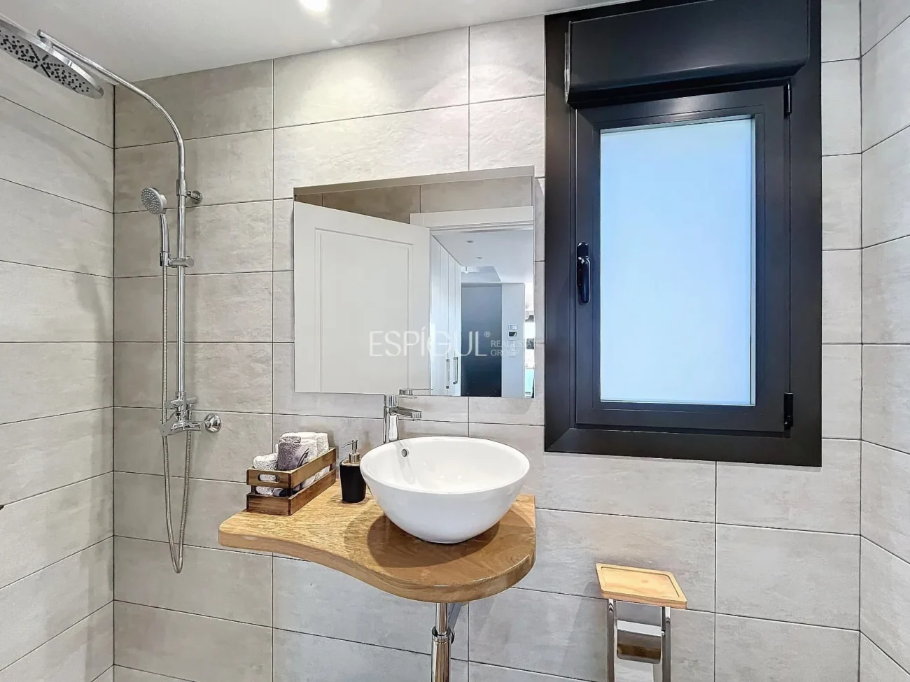 Exclusive House with Panoramic Views of the Sea and Mountains