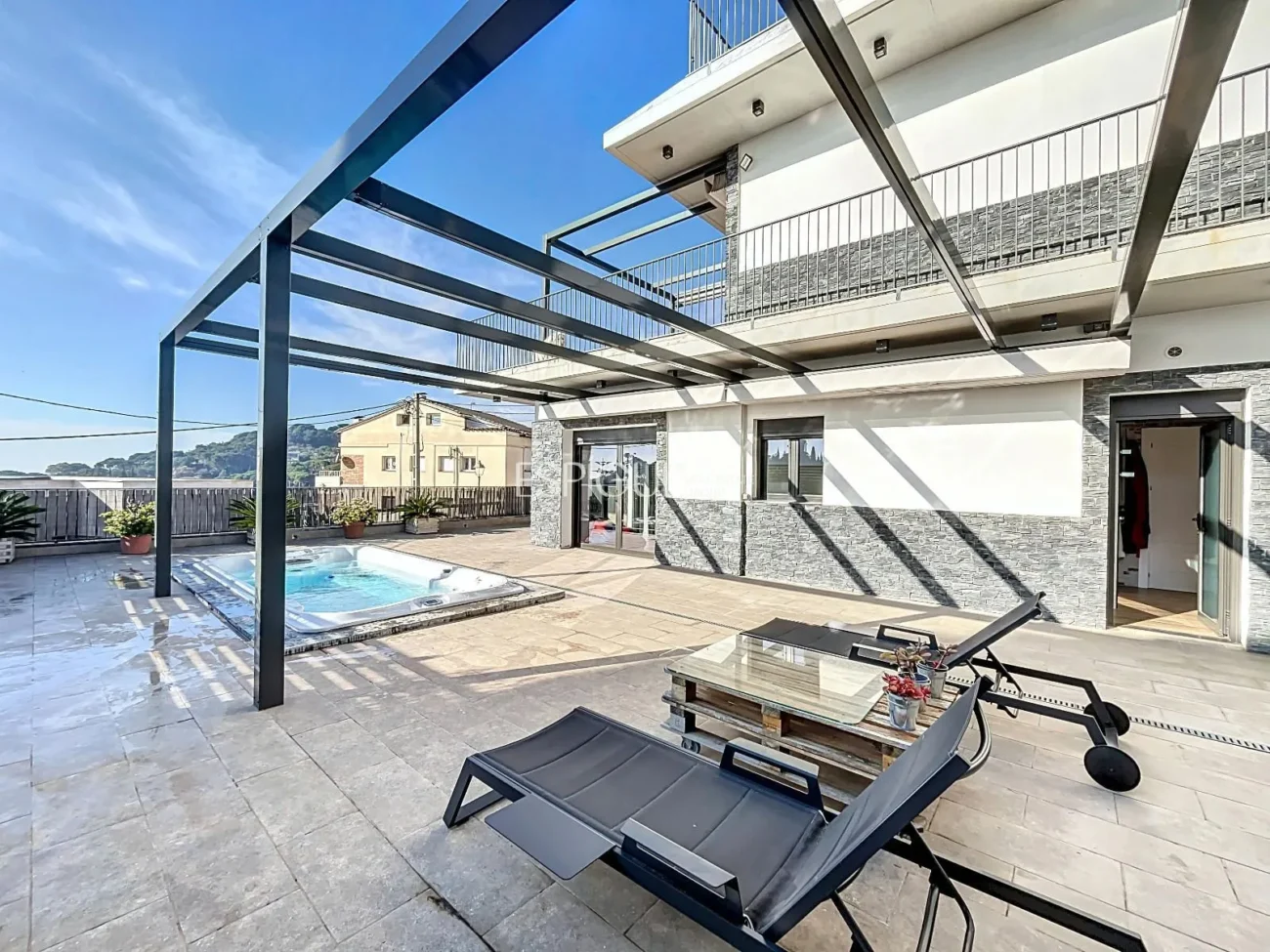 Exclusive House with Panoramic Views of the Sea and Mountains