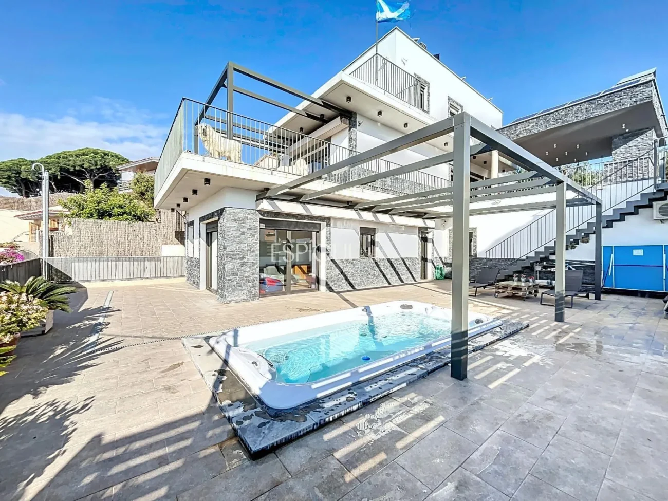 Exclusive House with Panoramic Views of the Sea and Mountains