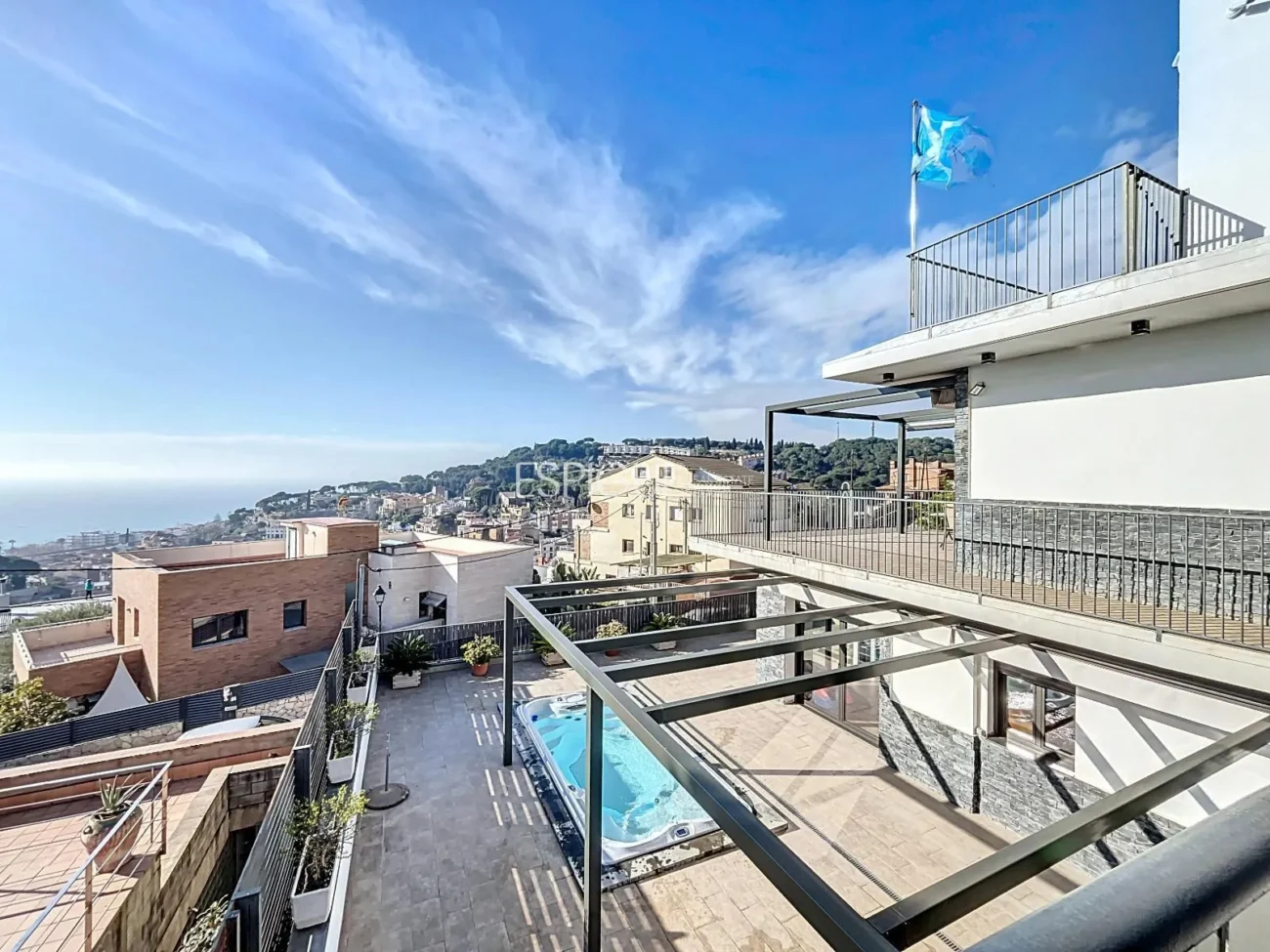 Exclusive House with Panoramic Views of the Sea and Mountains