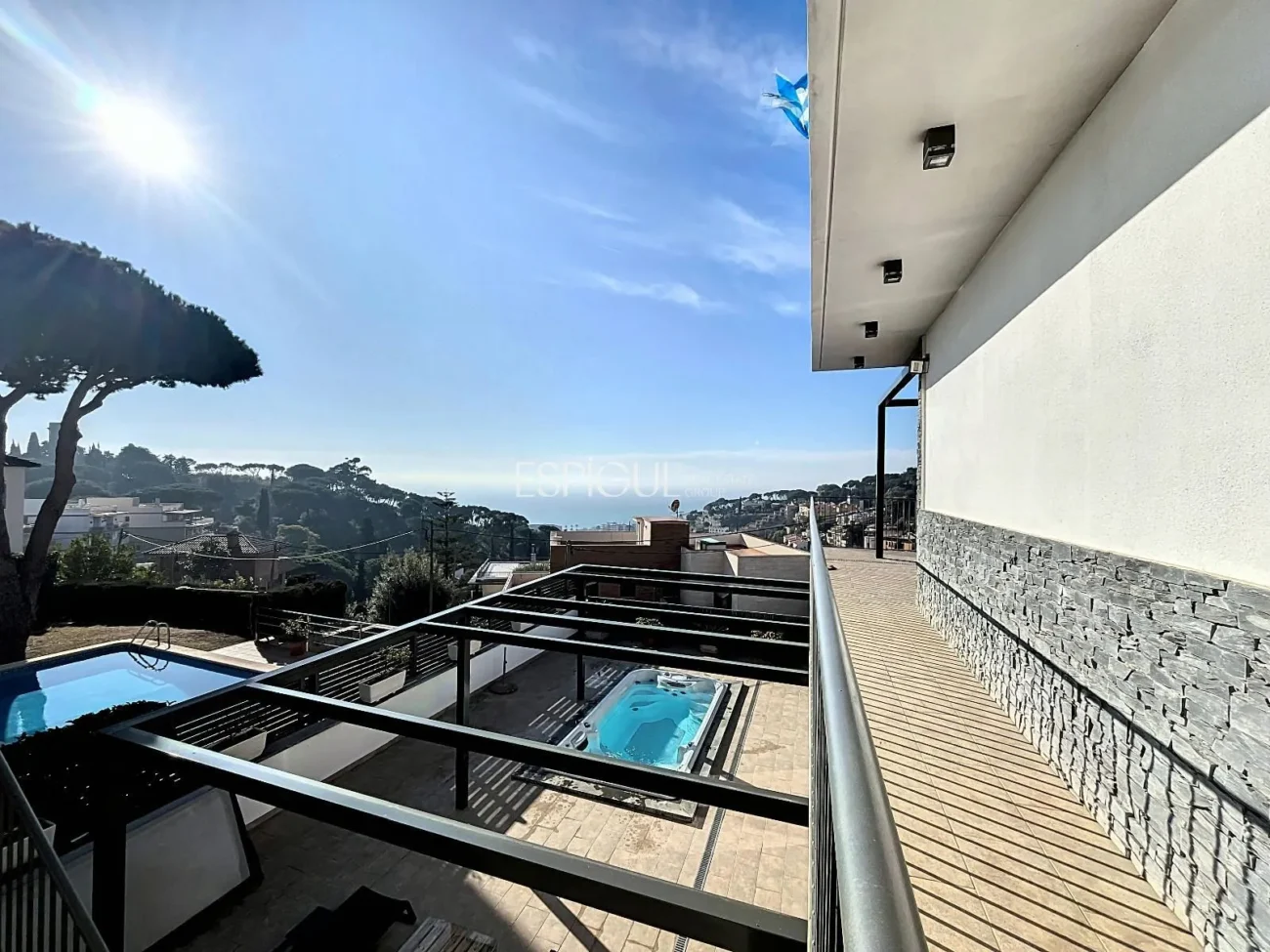 Exclusive House with Panoramic Views of the Sea and Mountains
