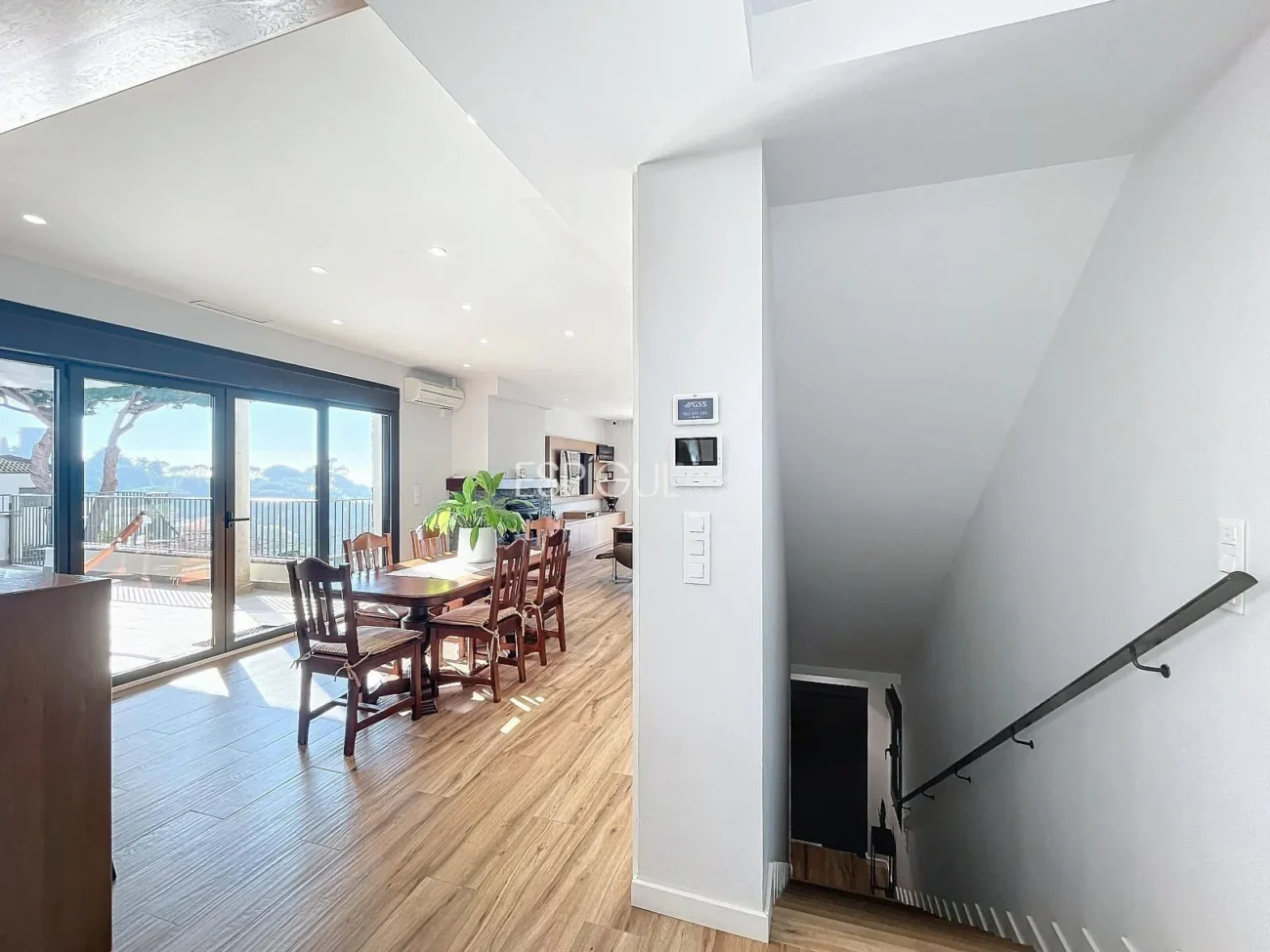 Exclusive House with Panoramic Views of the Sea and Mountains