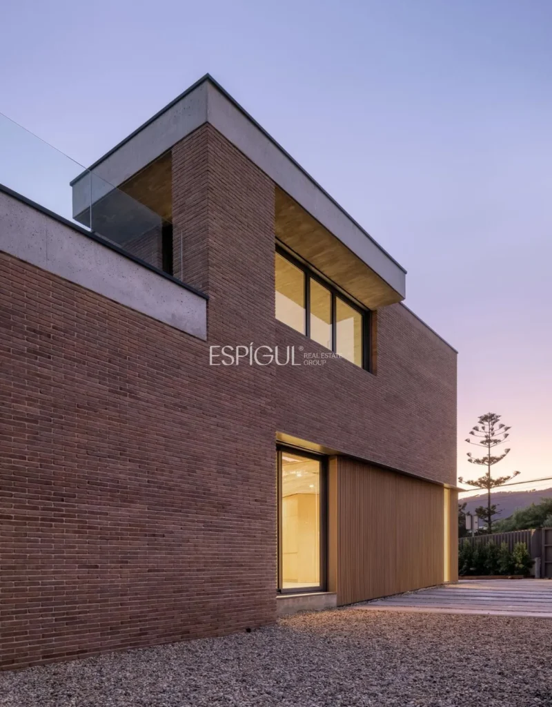 Spectacular Detached House with a Large Outdoor Area and Sea Views.