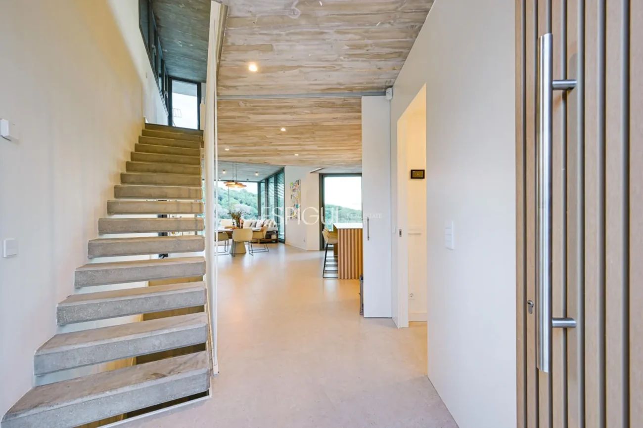 Spectacular Detached House with a Large Outdoor Area and Sea Views.