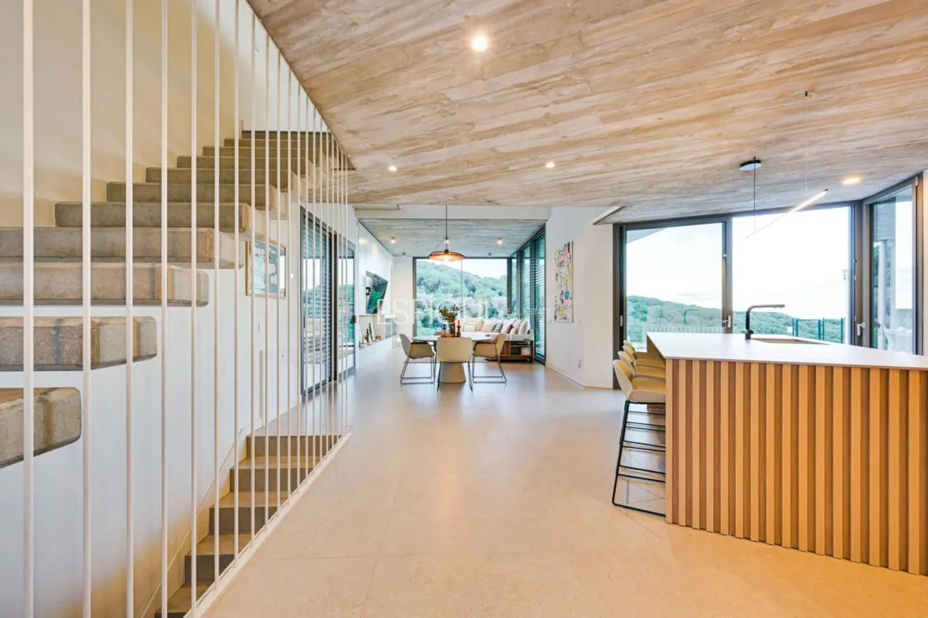 Spectacular Detached House with a Large Outdoor Area and Sea Views.