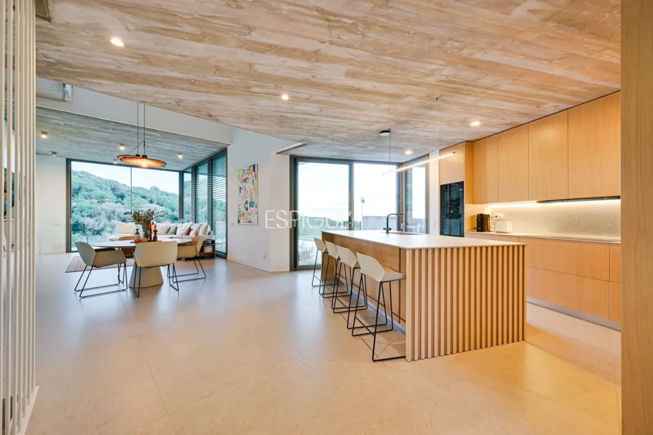 Spectacular Detached House with a Large Outdoor Area and Sea Views.