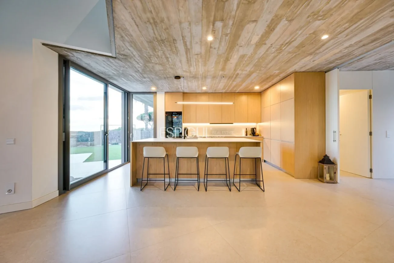 Spectacular Detached House with a Large Outdoor Area and Sea Views.