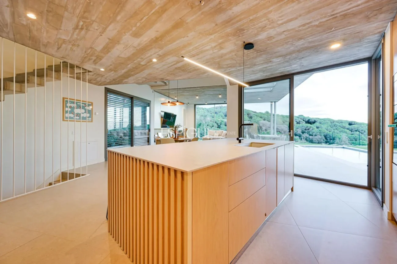 Spectacular Detached House with a Large Outdoor Area and Sea Views.