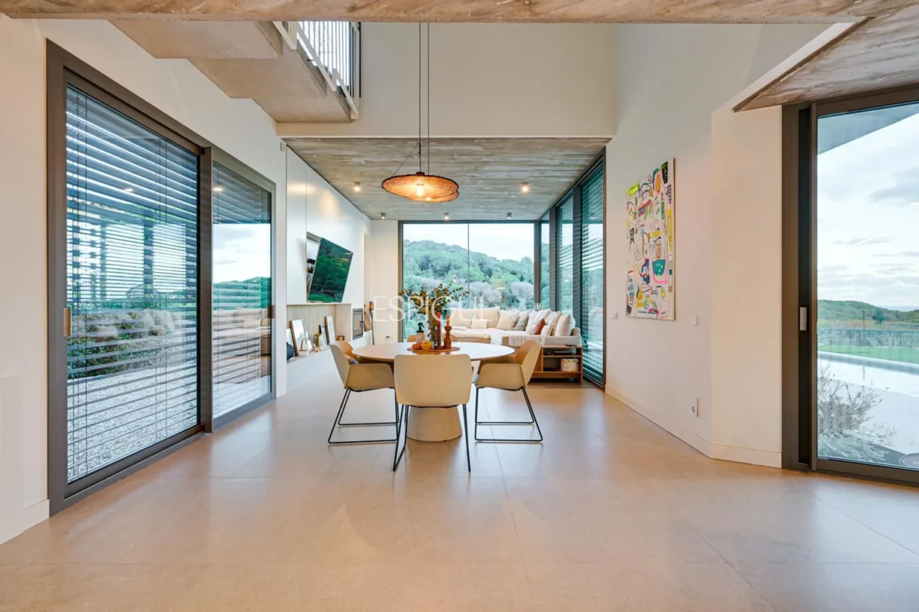 Spectacular Detached House with a Large Outdoor Area and Sea Views.