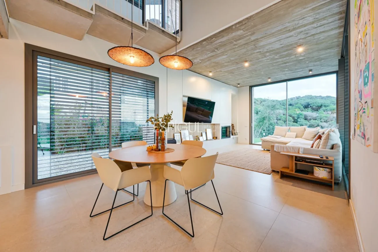 Spectacular Detached House with a Large Outdoor Area and Sea Views.