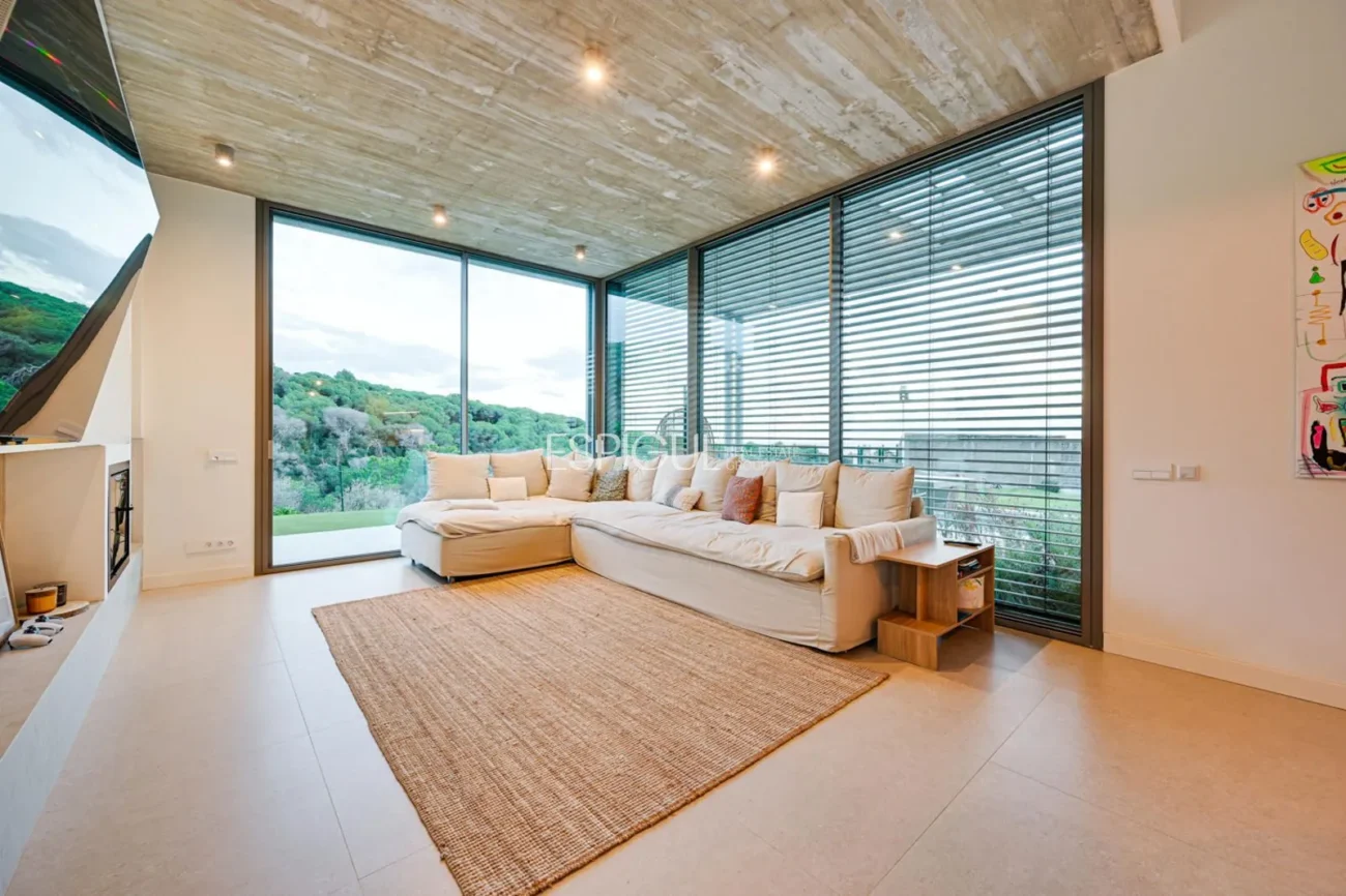 Spectacular Detached House with a Large Outdoor Area and Sea Views.