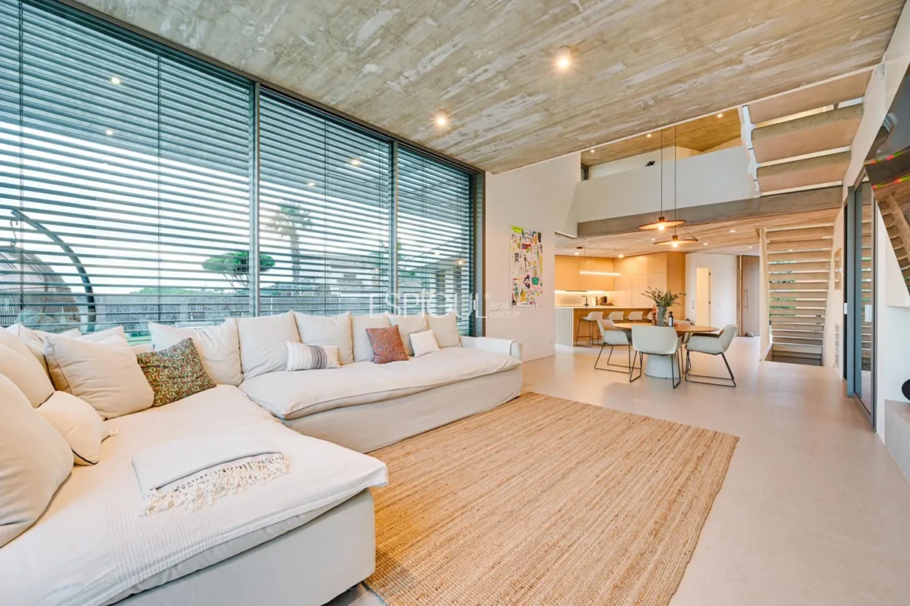 Spectacular Detached House with a Large Outdoor Area and Sea Views.