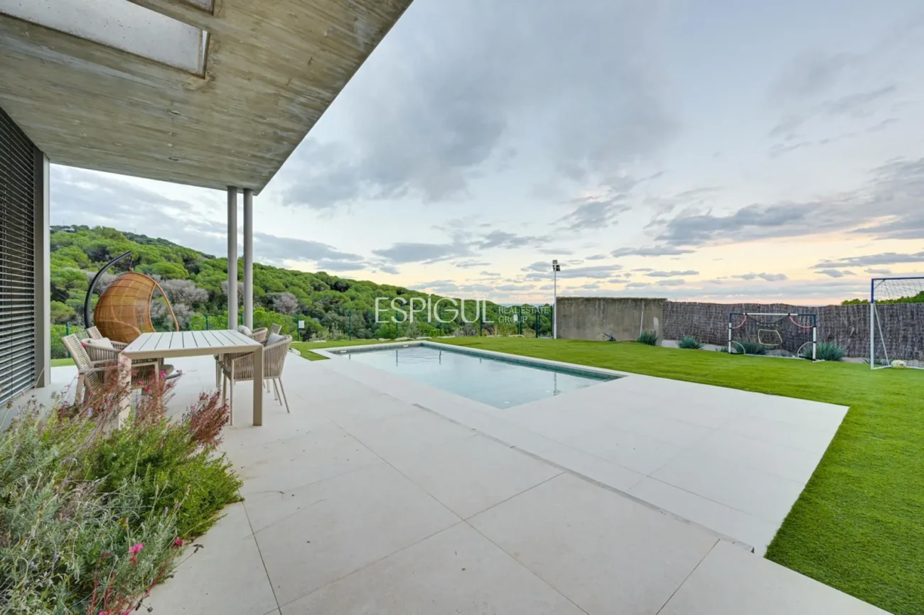 Spectacular Detached House with a Large Outdoor Area and Sea Views.