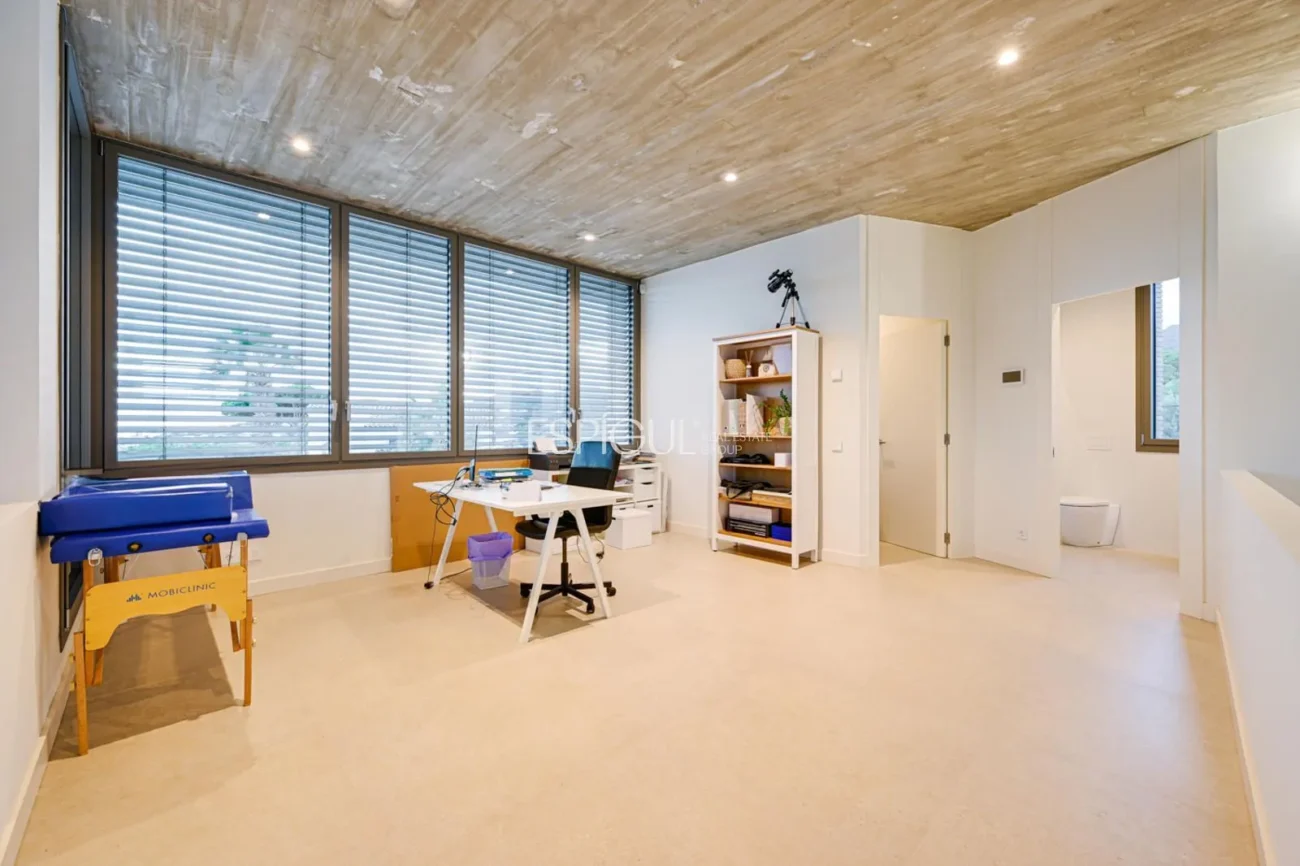 Spectacular Detached House with a Large Outdoor Area and Sea Views.