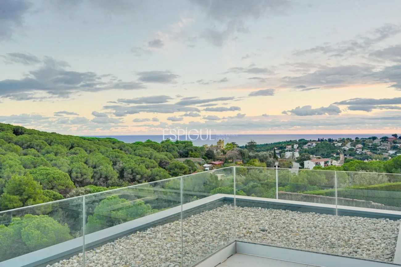 Spectacular Detached House with a Large Outdoor Area and Sea Views.