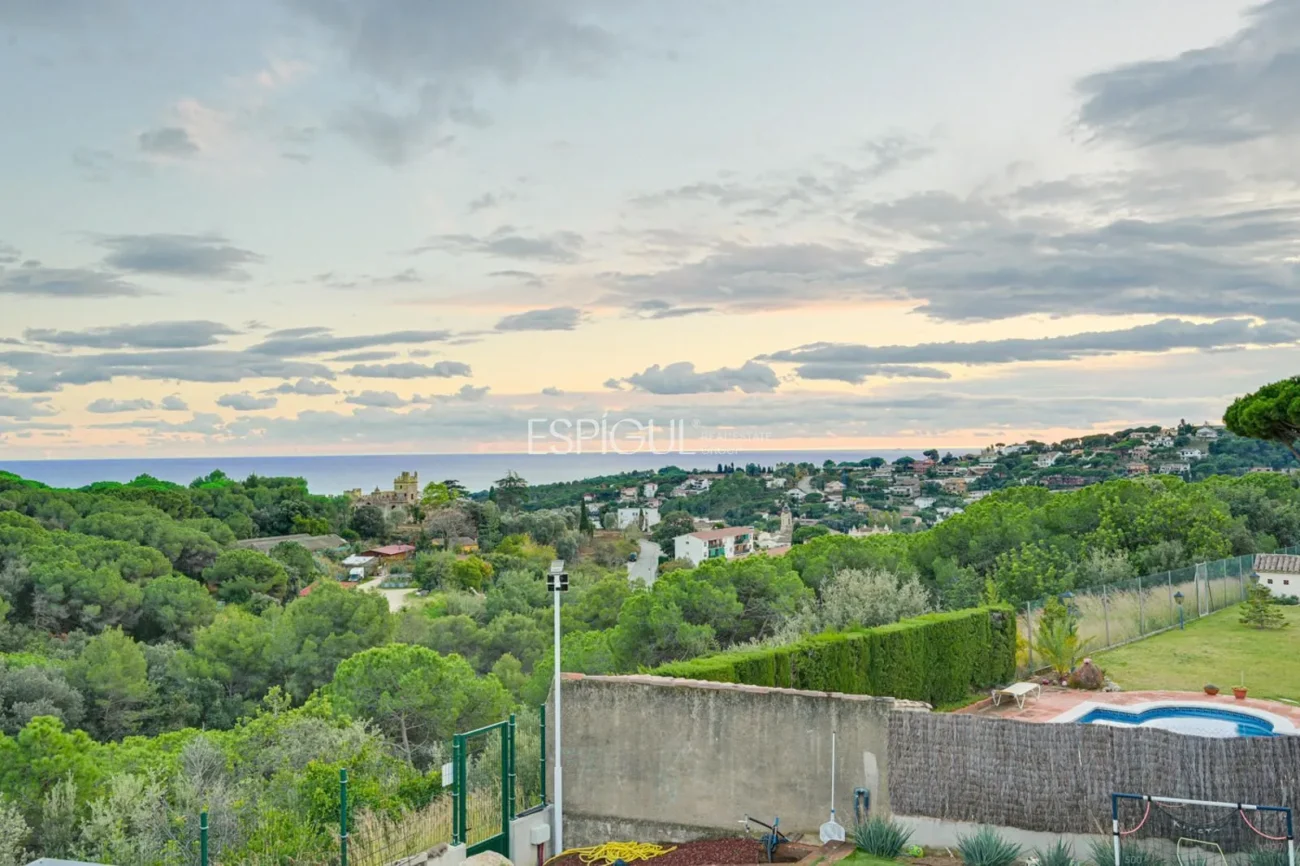 Spectacular Detached House with a Large Outdoor Area and Sea Views.