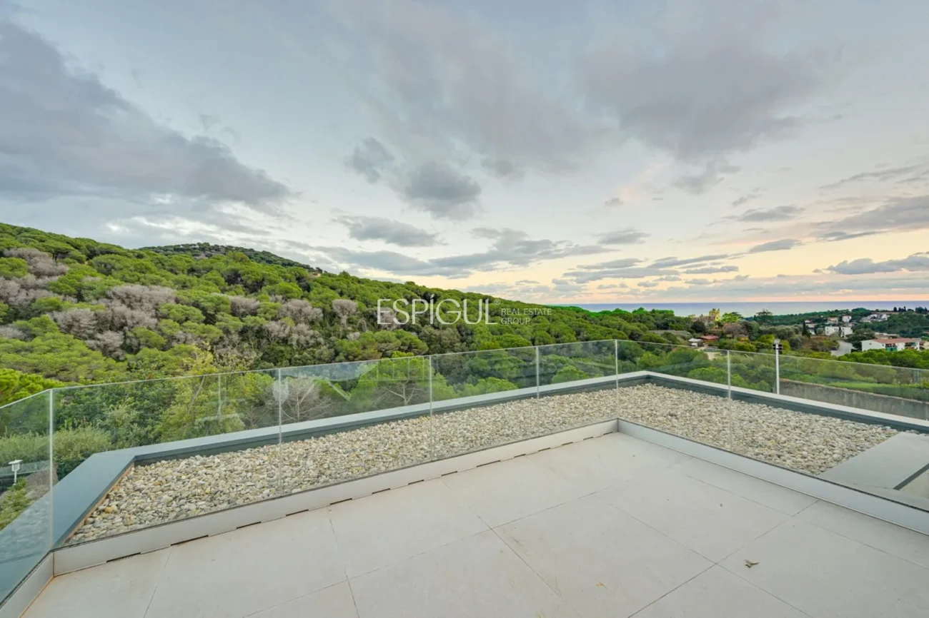 Spectacular Detached House with a Large Outdoor Area and Sea Views.
