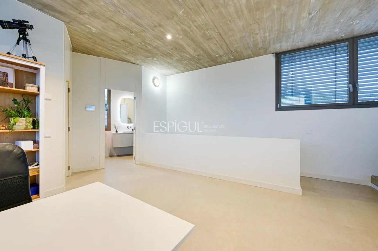 Spectacular Detached House with a Large Outdoor Area and Sea Views.