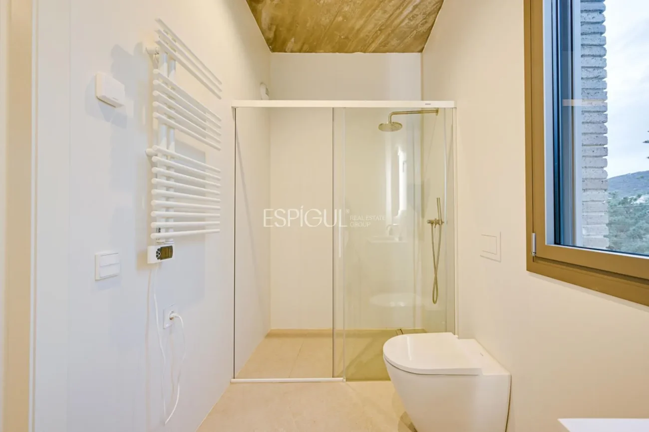 Spectacular Detached House with a Large Outdoor Area and Sea Views.