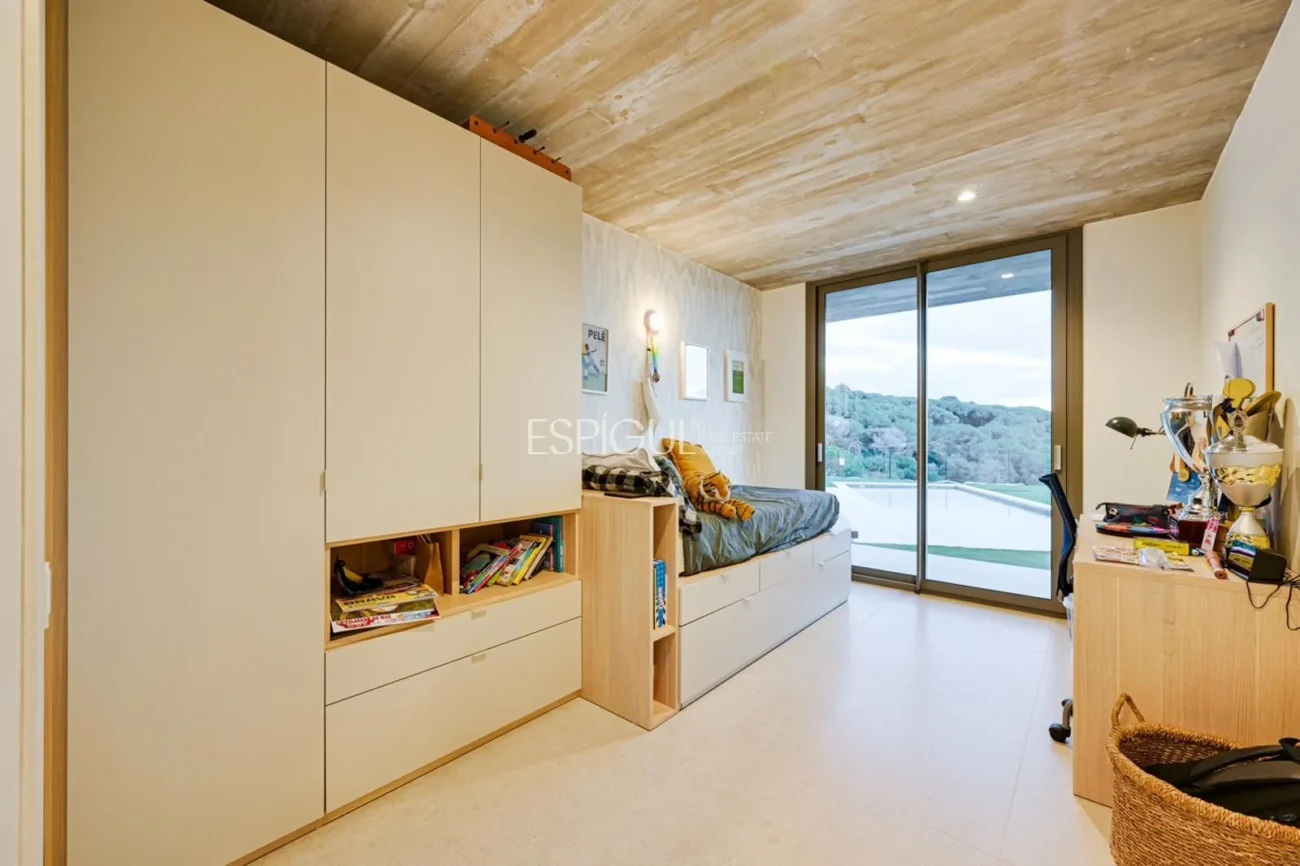 Spectacular Detached House with a Large Outdoor Area and Sea Views.