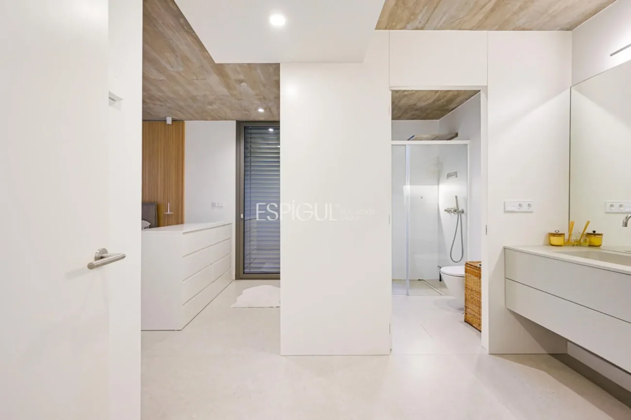 Spectacular Detached House with a Large Outdoor Area and Sea Views.