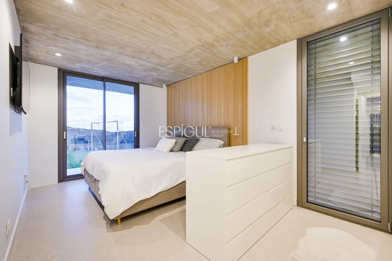 Spectacular Detached House with a Large Outdoor Area and Sea Views.