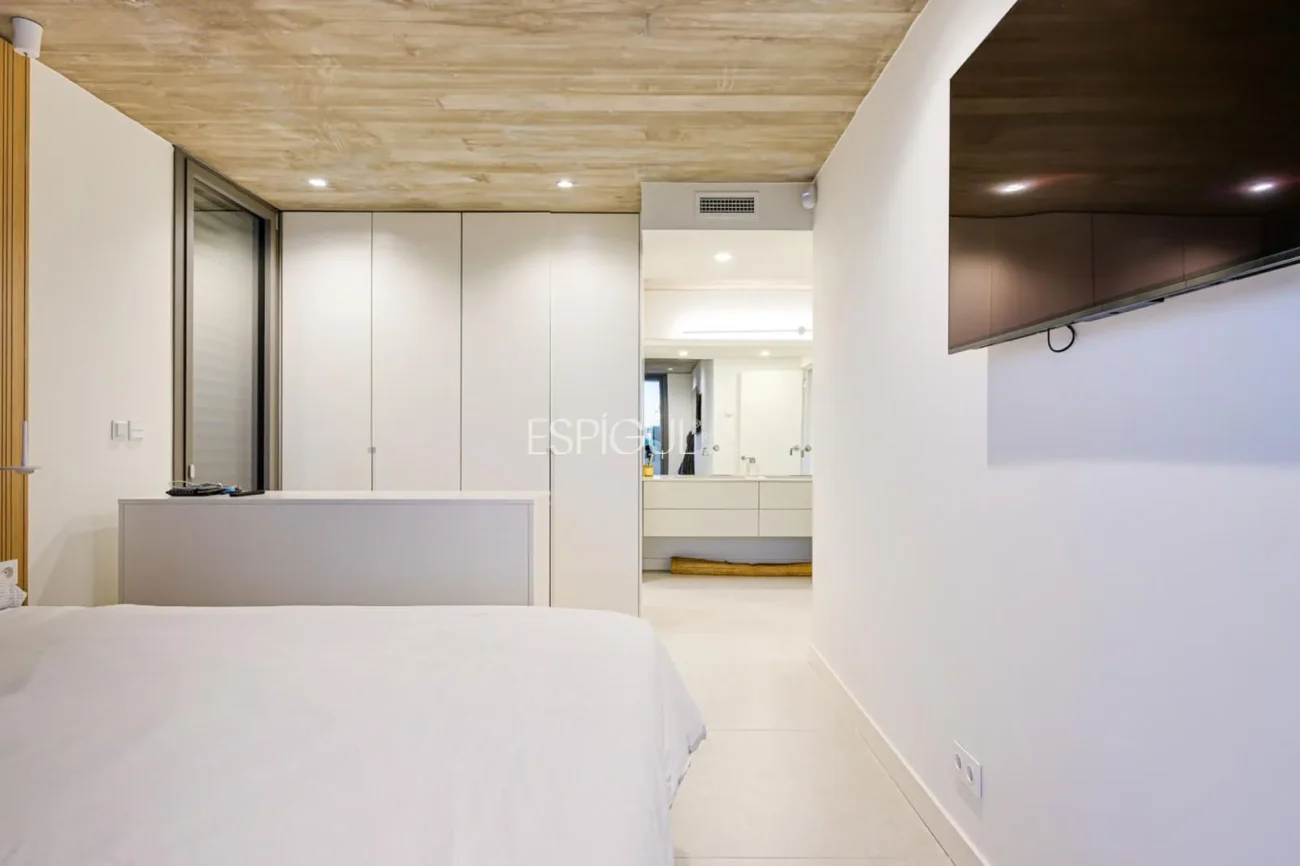 Spectacular Detached House with a Large Outdoor Area and Sea Views.