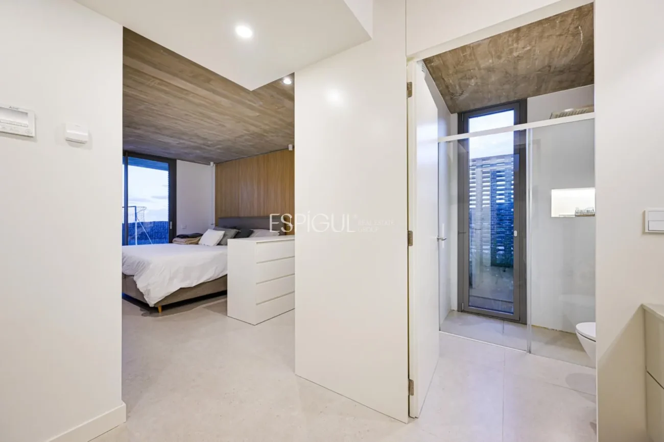 Spectacular Detached House with a Large Outdoor Area and Sea Views.