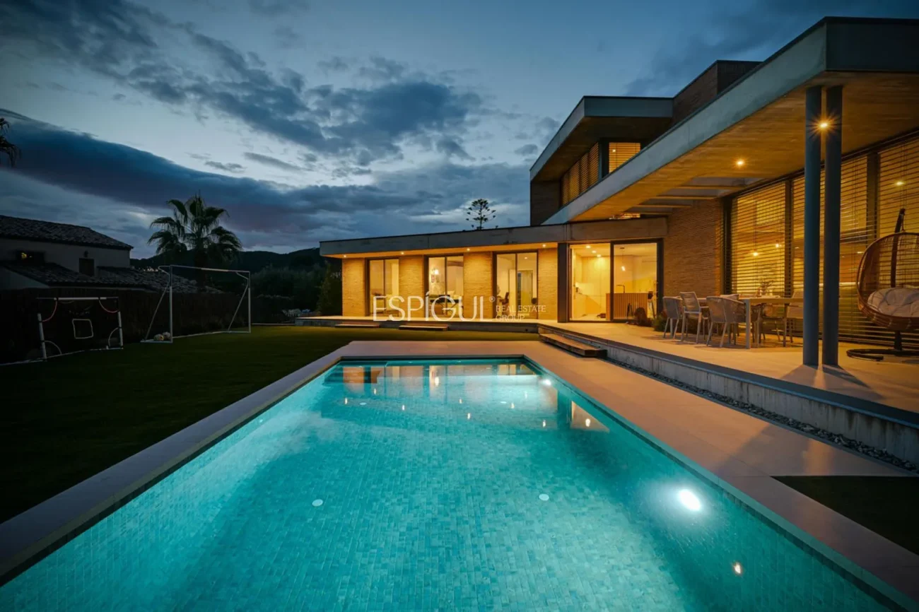 Spectacular Detached House with a Large Outdoor Area and Sea Views.