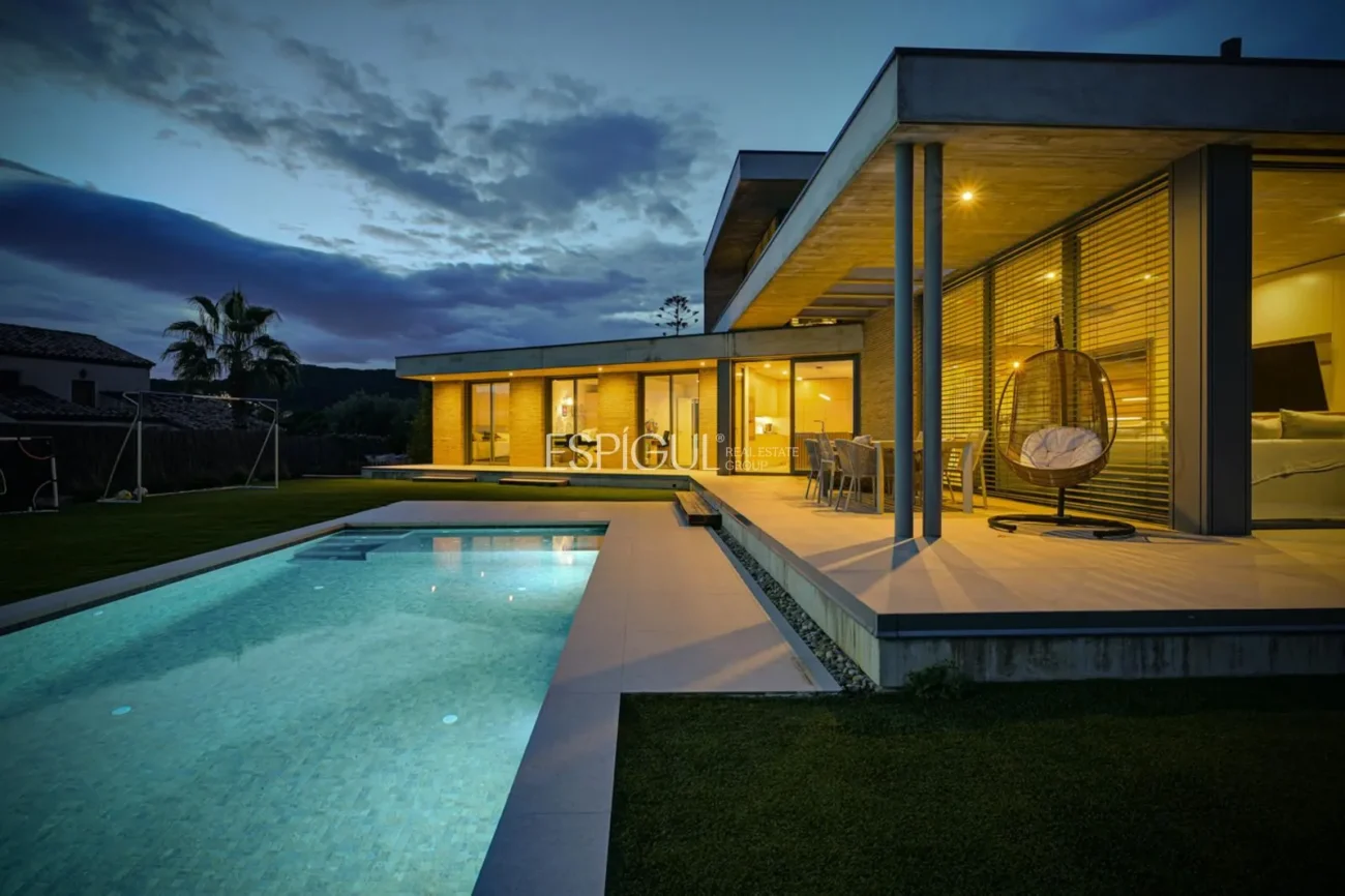 Spectacular Detached House with a Large Outdoor Area and Sea Views.