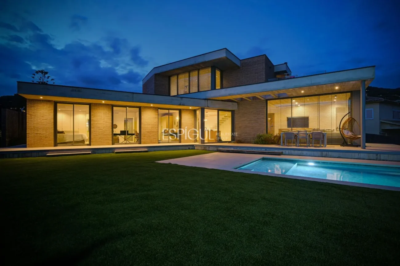 Spectacular Detached House with a Large Outdoor Area and Sea Views.