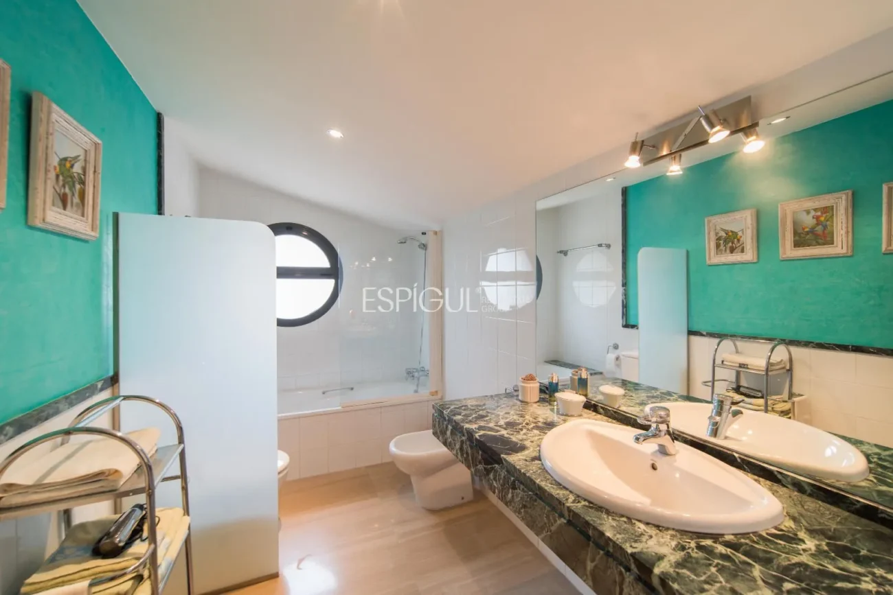 Àmplia casa de 6 habitacions amb piscina a Sant Berger, Teià