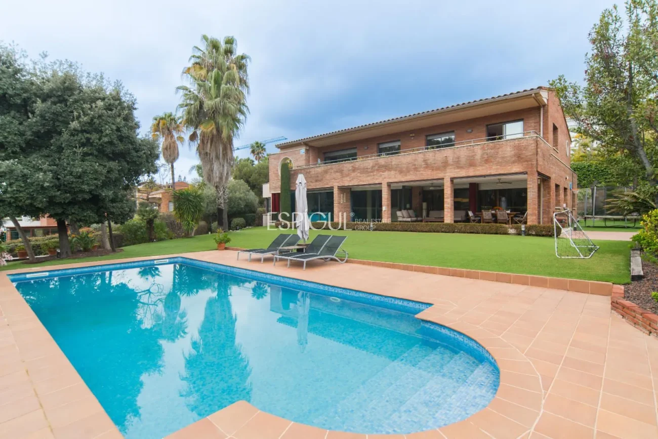 Geräumiges Haus mit 6 Schlafzimmern und Pool in Sant Berger, Teià