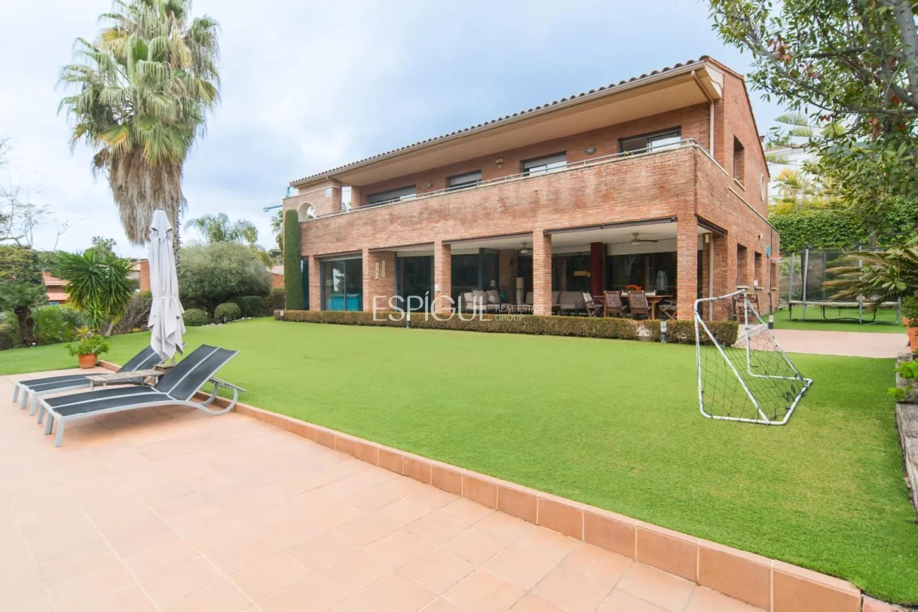Àmplia casa de 6 habitacions amb piscina a Sant Berger, Teià