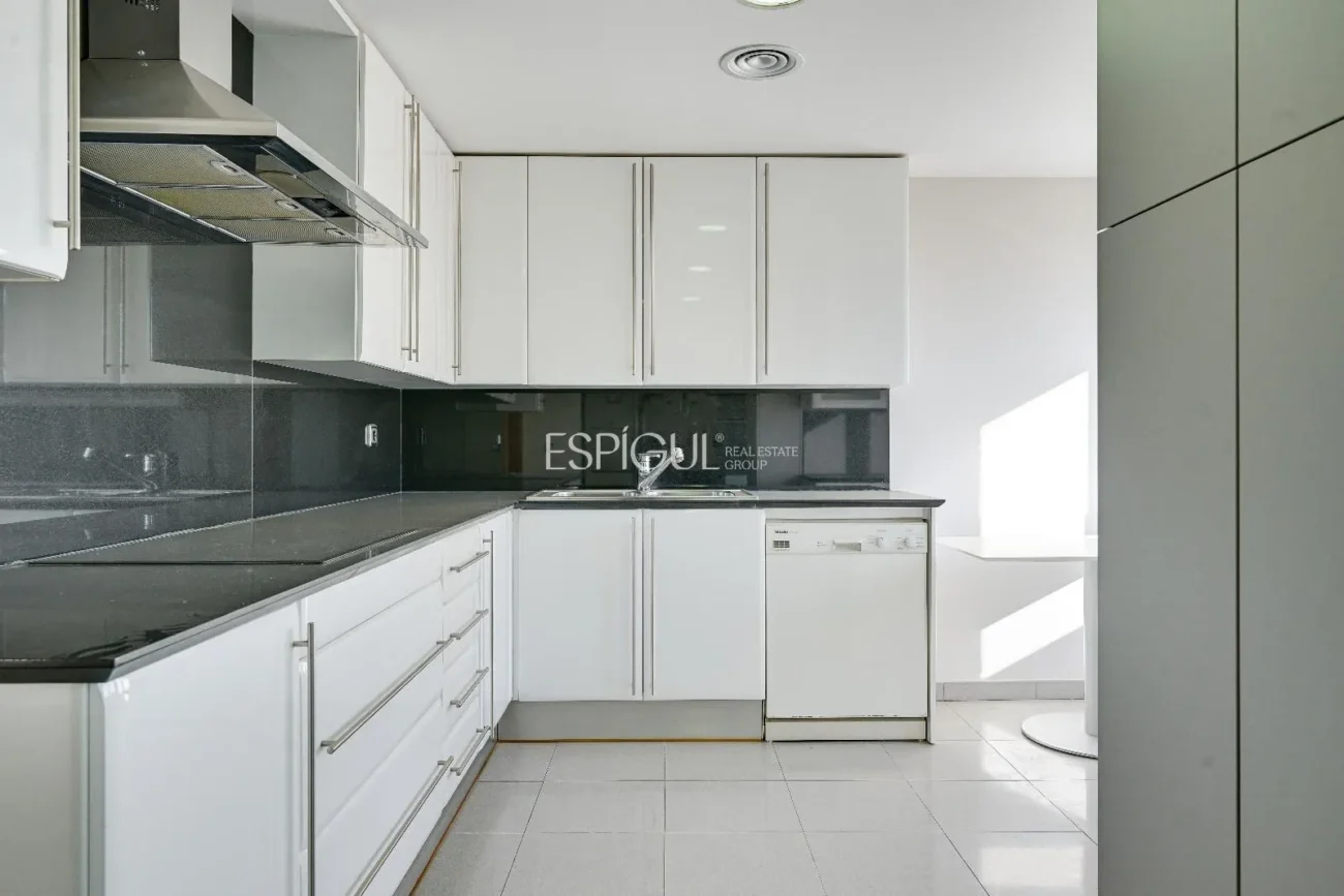 Luxury Penthouse in Parc Migdia: Exclusivity with Pool and Unique Views in Girona