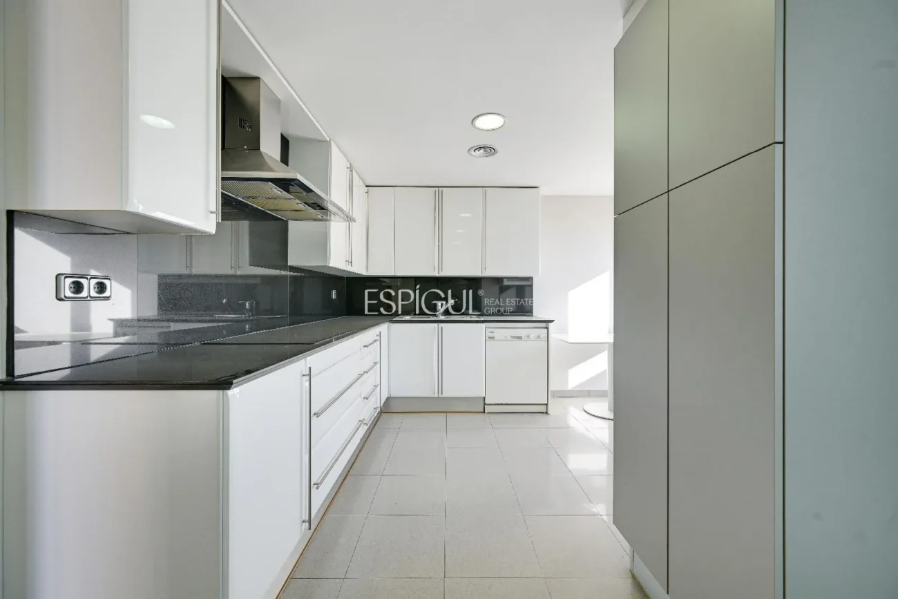 Luxury Penthouse in Parc Migdia: Exclusivity with Pool and Unique Views in Girona