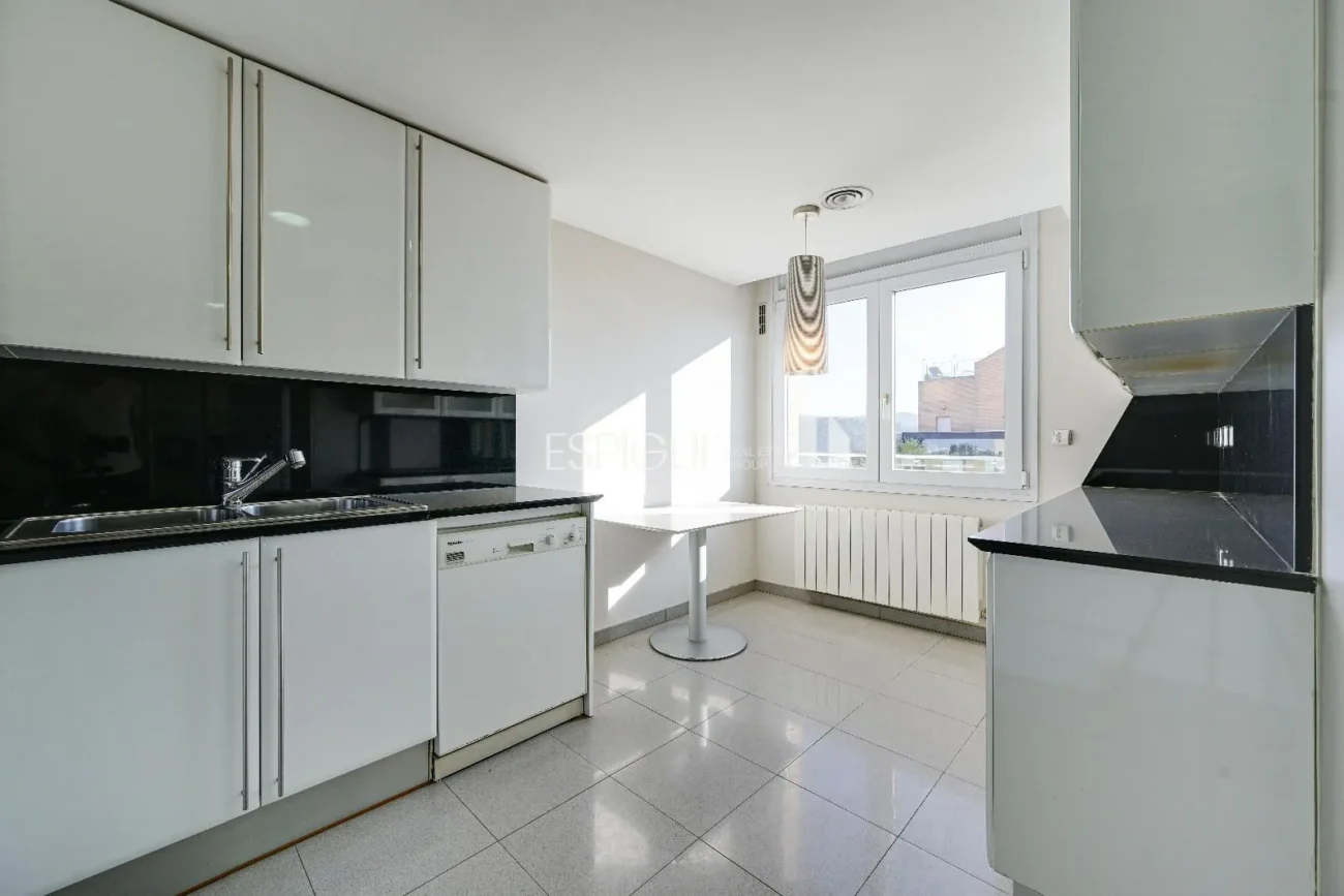 Luxury Penthouse in Parc Migdia: Exclusivity with Pool and Unique Views in Girona