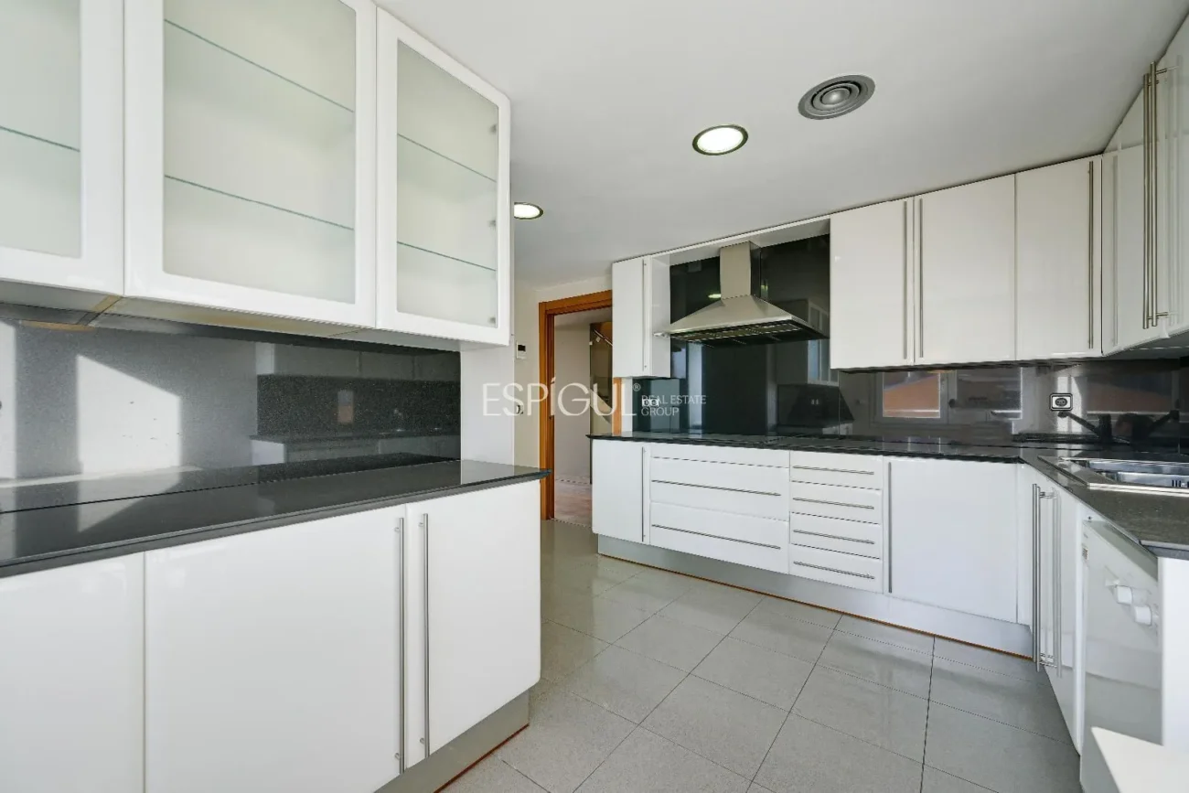 Luxury Penthouse in Parc Migdia: Exclusivity with Pool and Unique Views in Girona