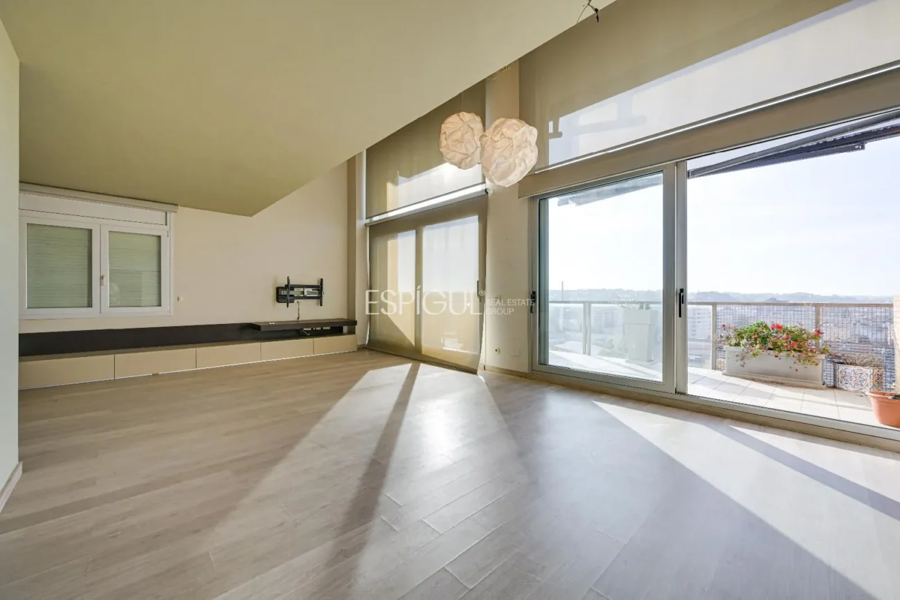 Luxury Penthouse in Parc Migdia: Exclusivity with Pool and Unique Views in Girona