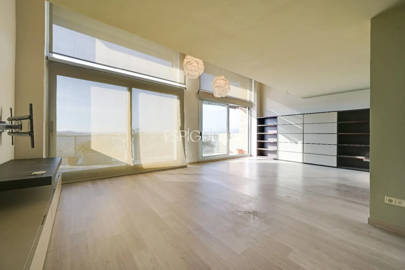 Luxury Penthouse in Parc Migdia: Exclusivity with Pool and Unique Views in Girona