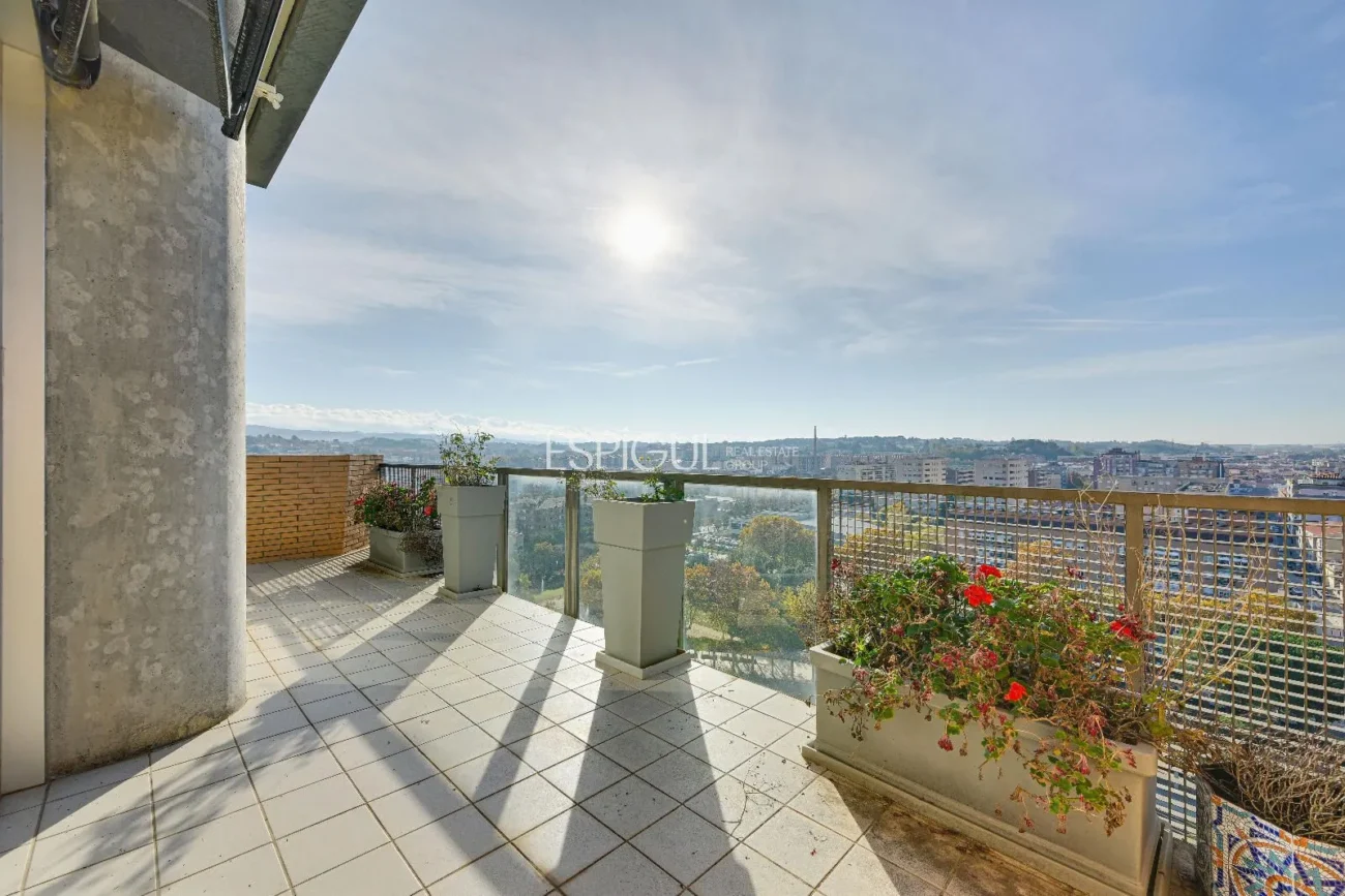 Luxury Penthouse in Parc Migdia: Exclusivity with Pool and Unique Views in Girona