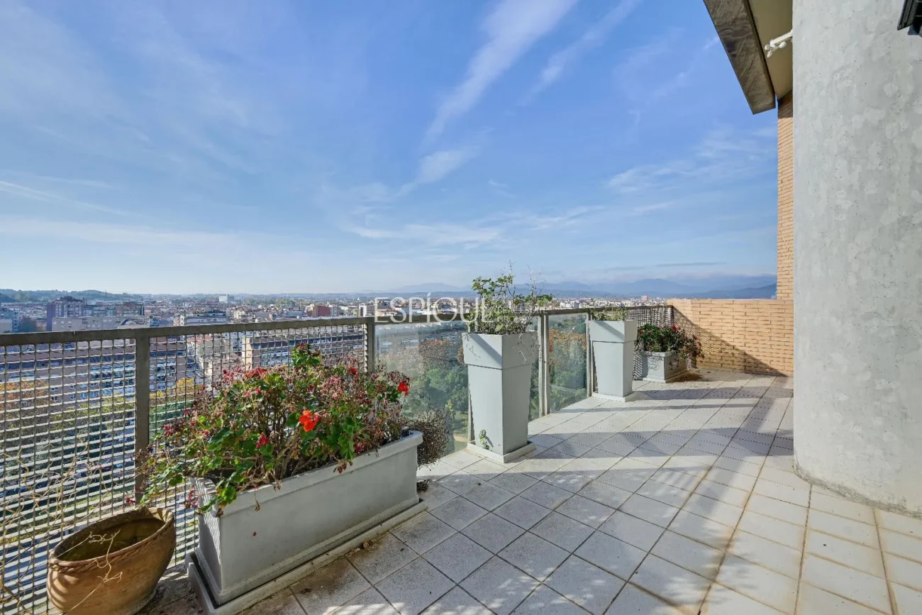 Luxury Penthouse in Parc Migdia: Exclusivity with Pool and Unique Views in Girona