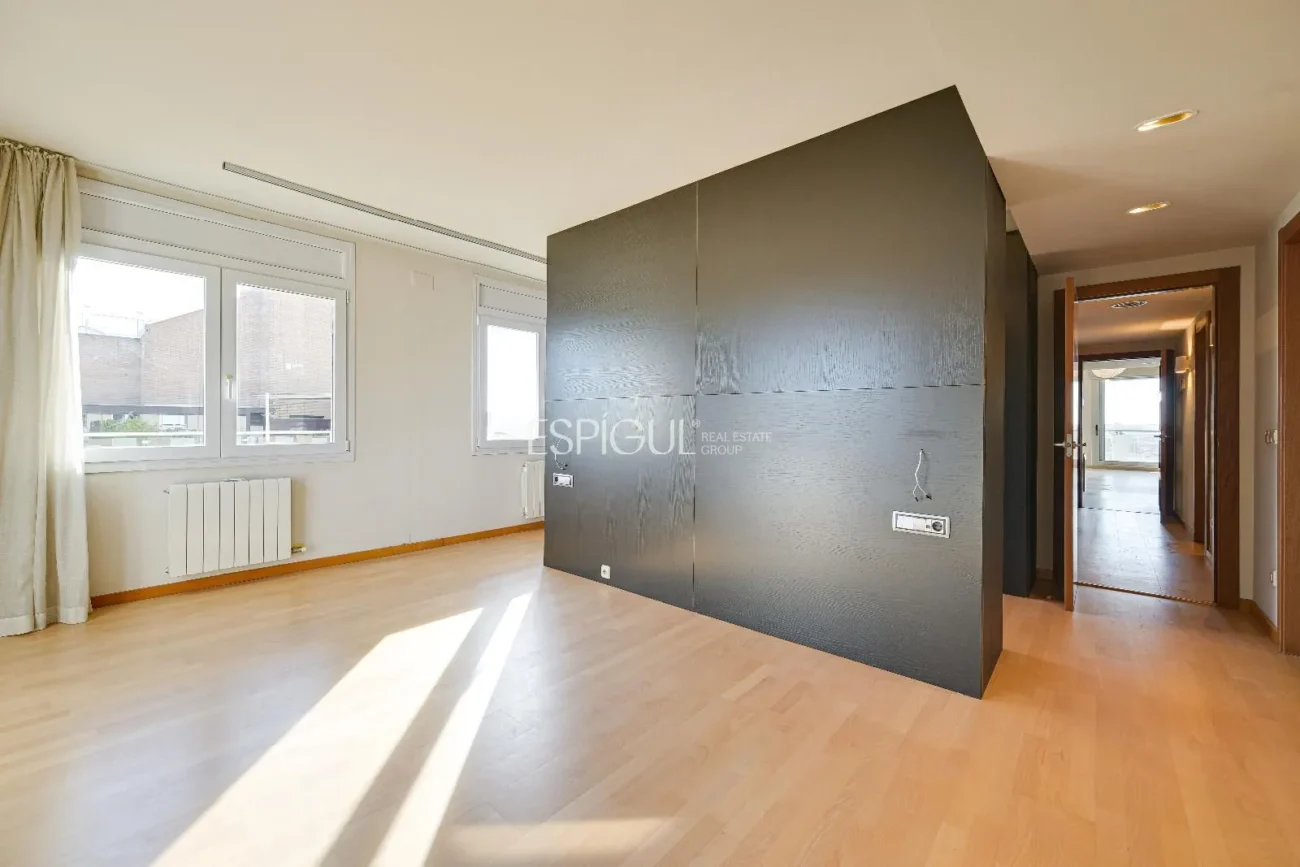 Luxury Penthouse in Parc Migdia: Exclusivity with Pool and Unique Views in Girona