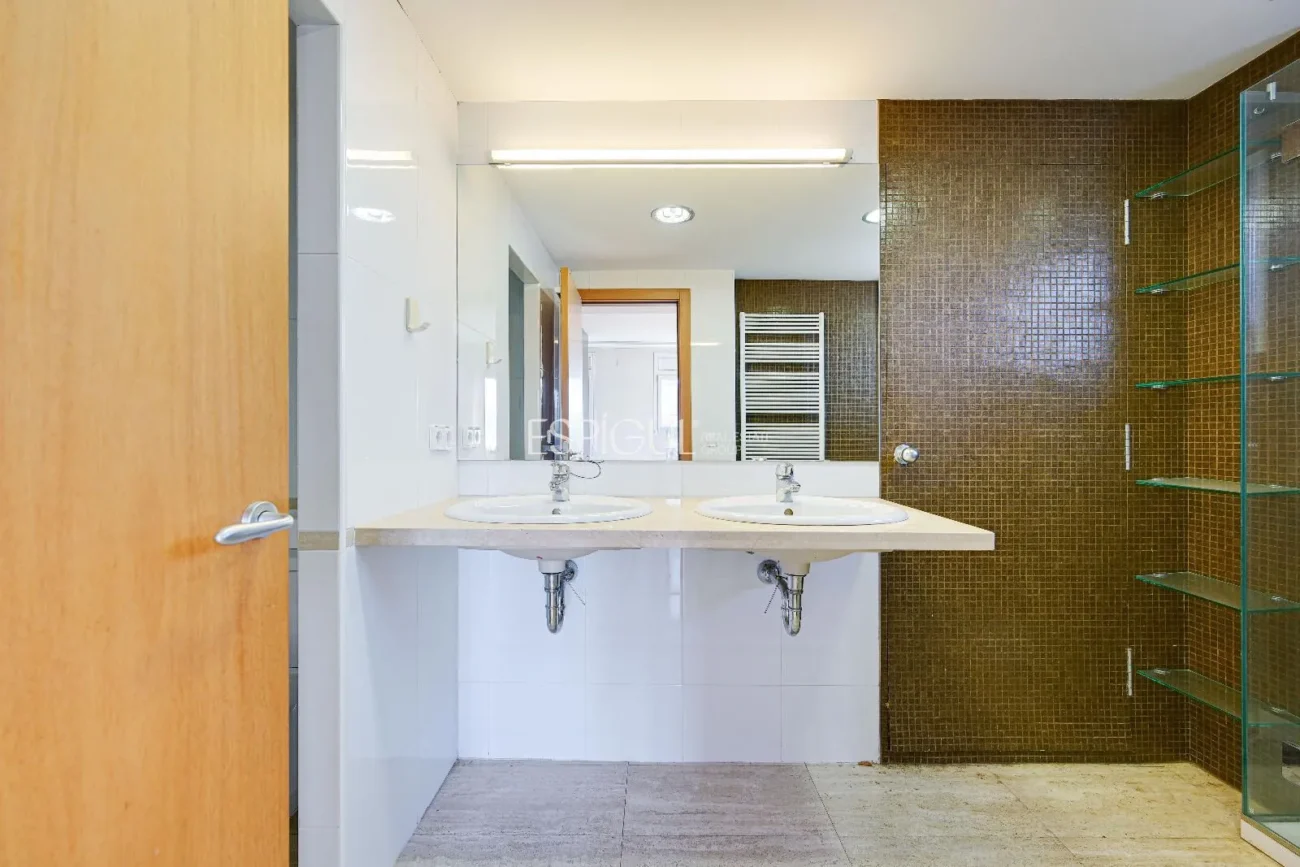 Luxury Penthouse in Parc Migdia: Exclusivity with Pool and Unique Views in Girona