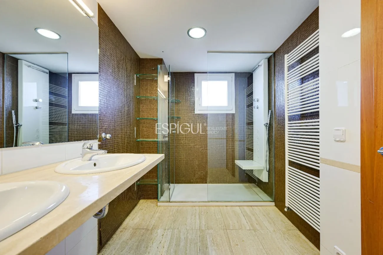 Luxury Penthouse in Parc Migdia: Exclusivity with Pool and Unique Views in Girona